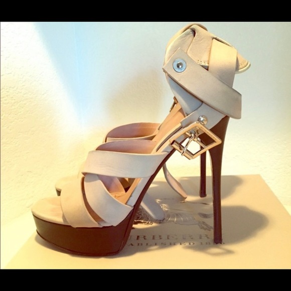 Beautiful authentic Burberry heels - Picture 2 of 4